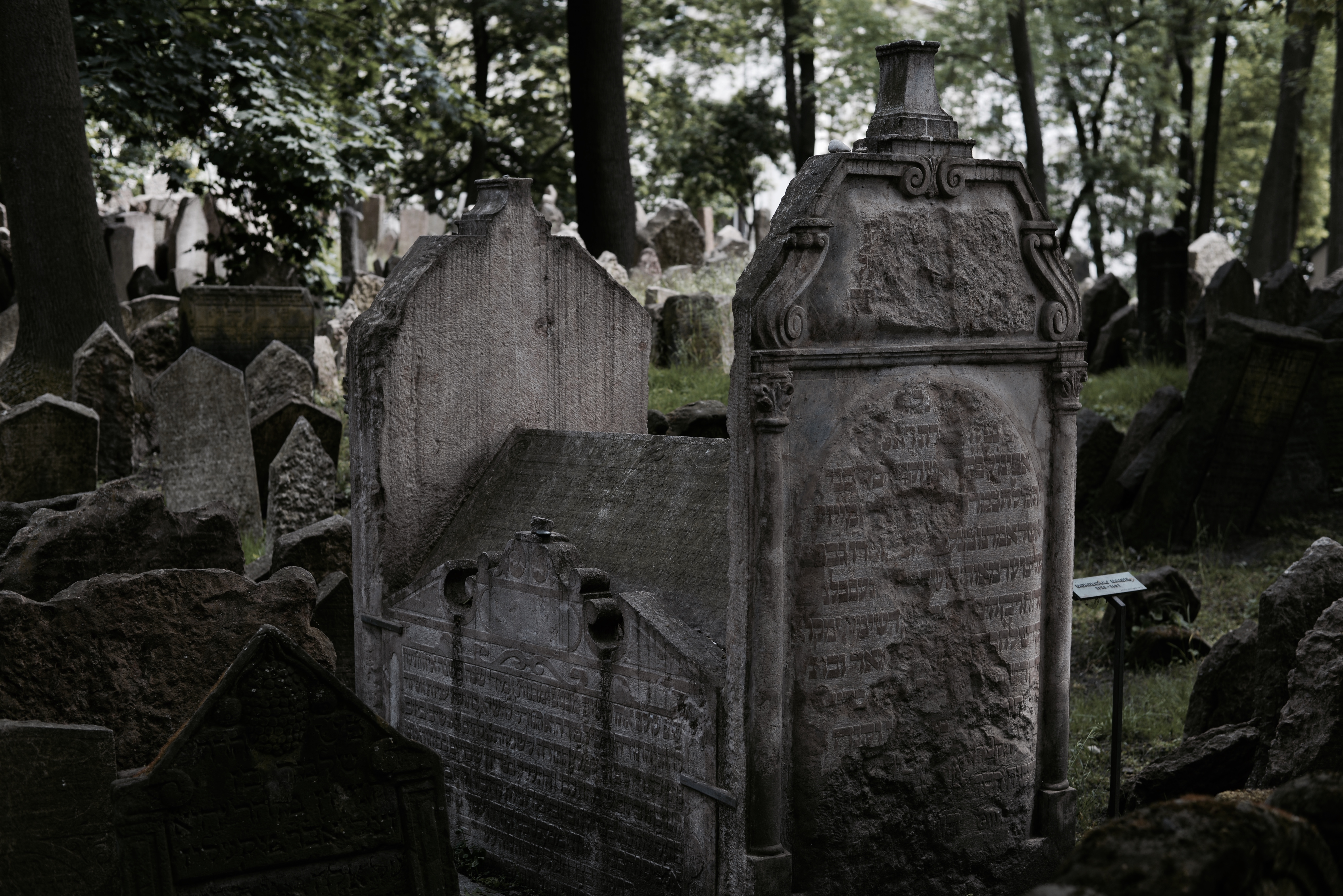 synagogue Prague tombs graveyard 