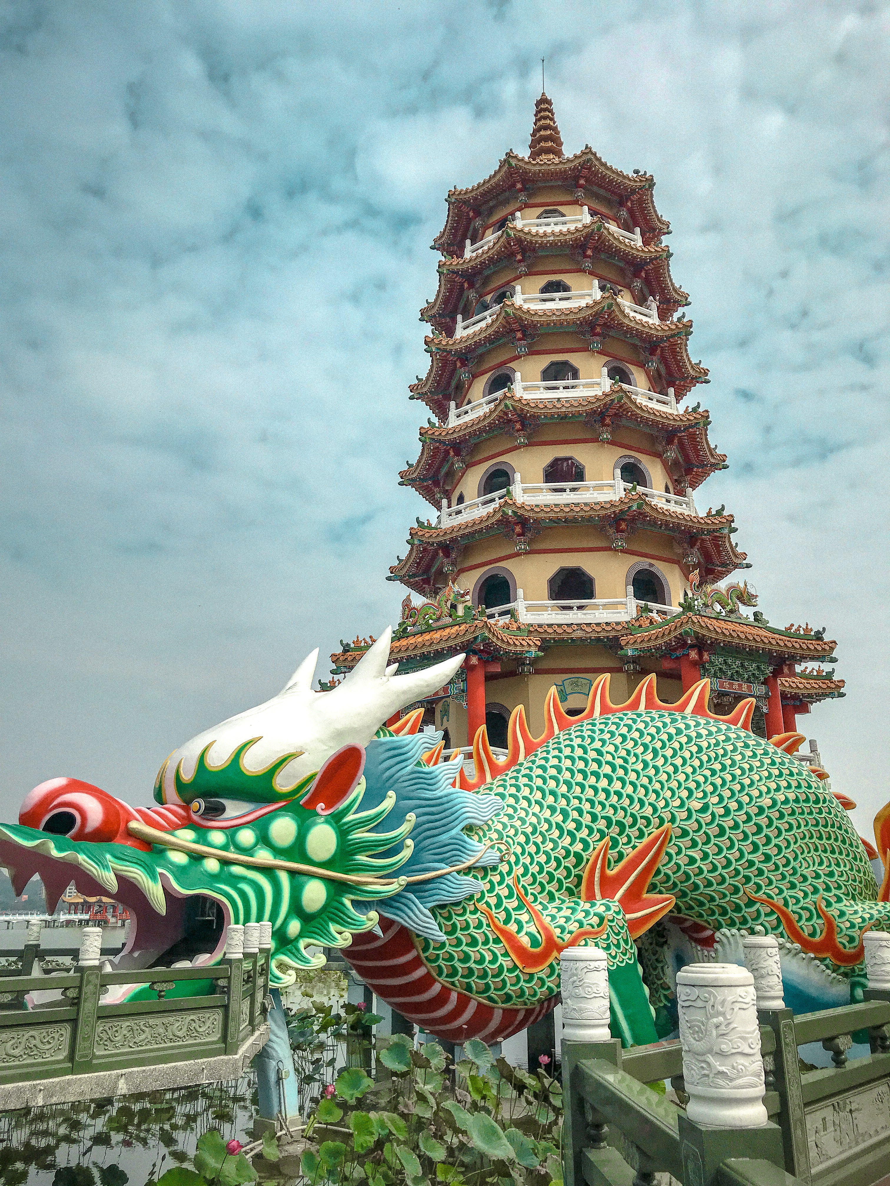 Dragon and Tiger Pagodas at Lotus Pond 龍虎塔，蓮池潭 sunnyland Taiwan高雄