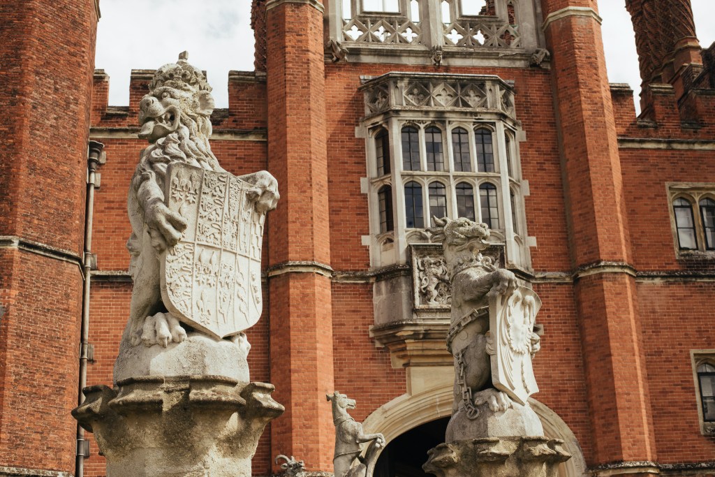 Hampton court palace Henry VIII king's beasts